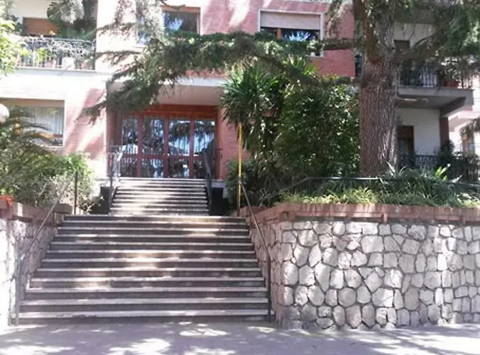 卡萨米利亚乔 *